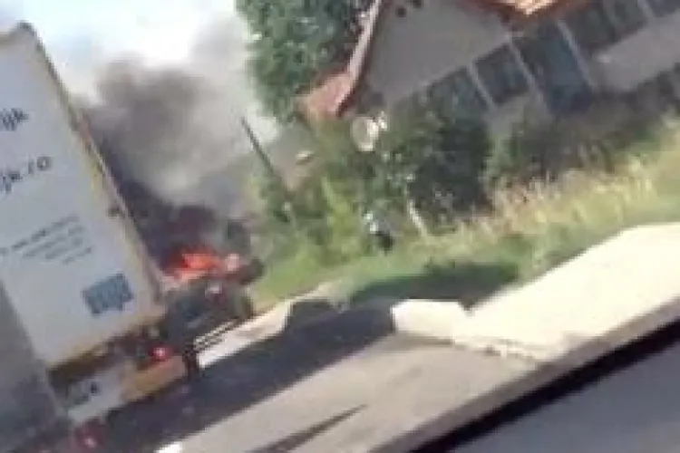 Autoturism făcut scrum într-o localitate din Cluj. Traficul a fost îngreunat VIDEO