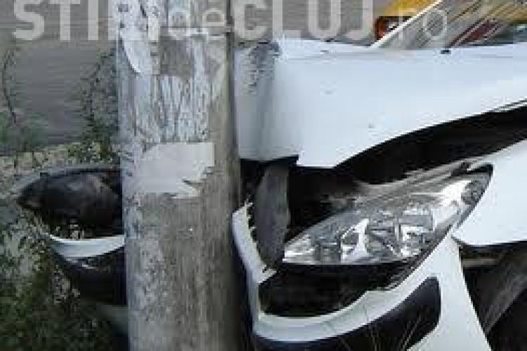 Accident pe Calea Turzii! Un șofer s-a urcat beat la volan și a intrat cu mașina direct într-un stâlp de iluminat