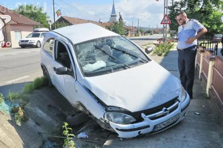 CLUJ: Ce poți păți dacă butonezi telefonul în timp ce ești la volan! Un tânăr a ajuns cu mașina în șant VIDEO