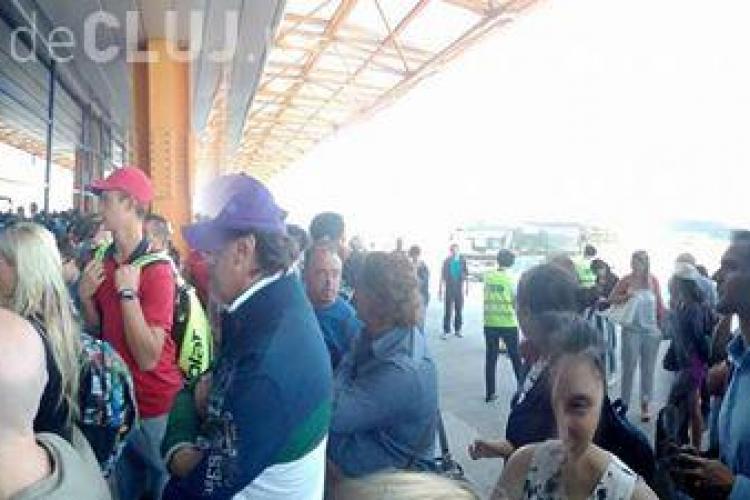 La Aeroportul Cluj au fost închise ușile, cu pasagerii pe pistă. A fost un blocaj tehnic la uși- VIDEO