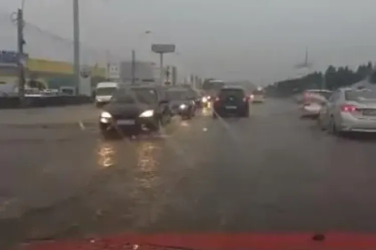 Inundații la intrare în Cluj-Napoca, după furtuna de duminică - VIDEO