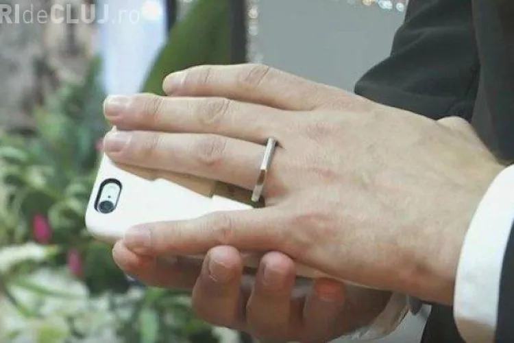 Un bărbat s-a căsătorit cu telefonul lui. Totul a devenit viral pe internet