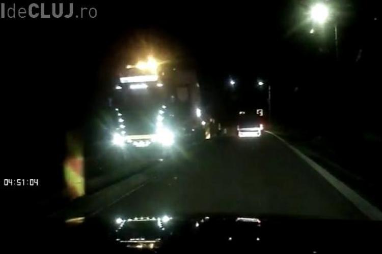 Cum blochează un transport agabaritic traficul pe un drum din Cluj, din cauza bordurilor de delimitare VIDEO
