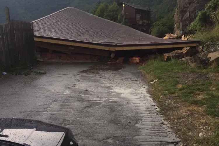 O cabană s-a prăbușit pe marginea lacului Tarnița - FOTO