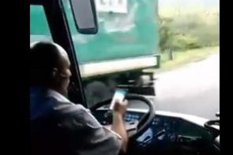 ”Șoferul cu degete jucăușe”. Transporta 30 de pasageri, dar tasta pe telefon - VIDEO