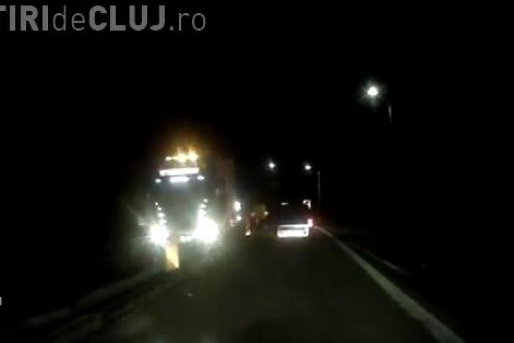 Încă o victimă a bordurilor la Cluj, pe DN 1. A rămas blocat cu TIR -ul - VIDEO