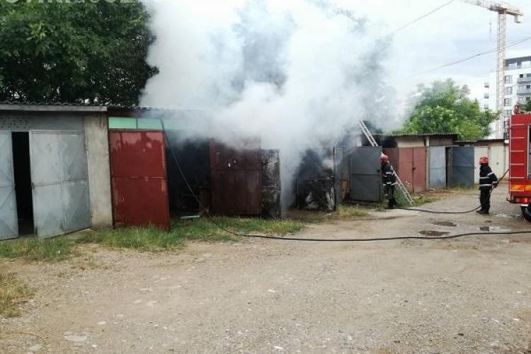 Un garaj a luat foc în cartierul Între Lacuri - FOTO