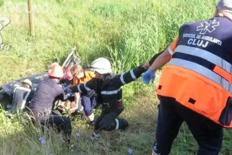 Au plecat la distracție, dar au ajuns la spital. O familie de clujeni s-a răsturnat cu mașina în timp ce mergea la nuntă VIDEO