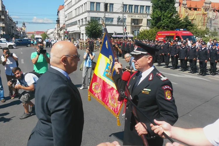 Eveniment special pentru pompierii clujeni. Au primit drapelul de luptă - VIDEO