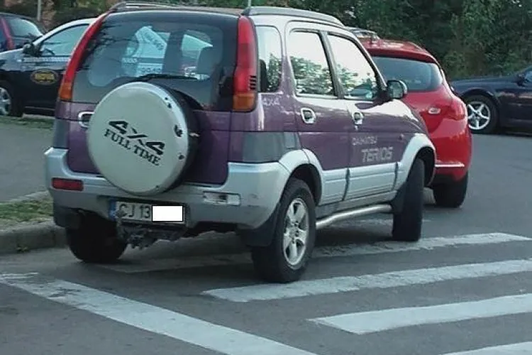 Un șofer clujean și-a abandonat de două zile mașina pe o trecere de pietoni - FOTO
