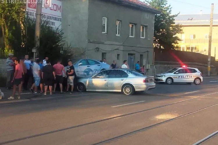 Un BMW a intrat sub un Mercedes pe Bulevardul Muncii - VIDEO