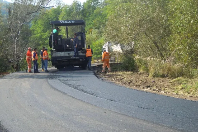 Lucrări de întreţinere pe patru drumuri judeţene din Cluj