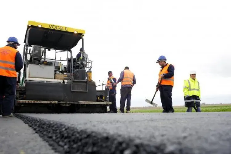 Încep lucrările de reabilitare pe cinci drumuri județene