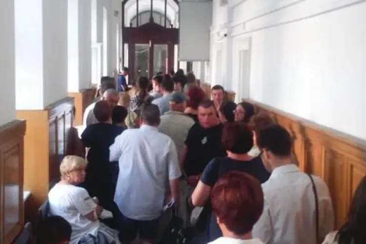 Bătaie de joc la registratura de la Judecătoria Cluj-Napoca - FOTO
