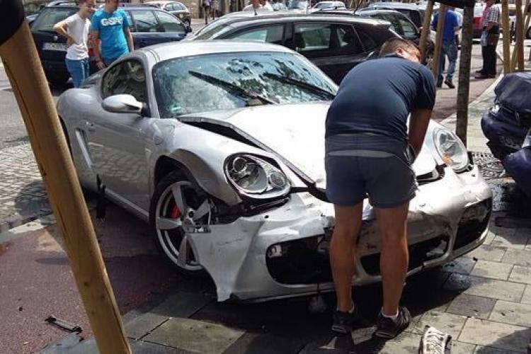 Accident în centrul Clujului! A testat un Porsche și a făcut PRĂPĂD. Reacția șoferului - FOTO