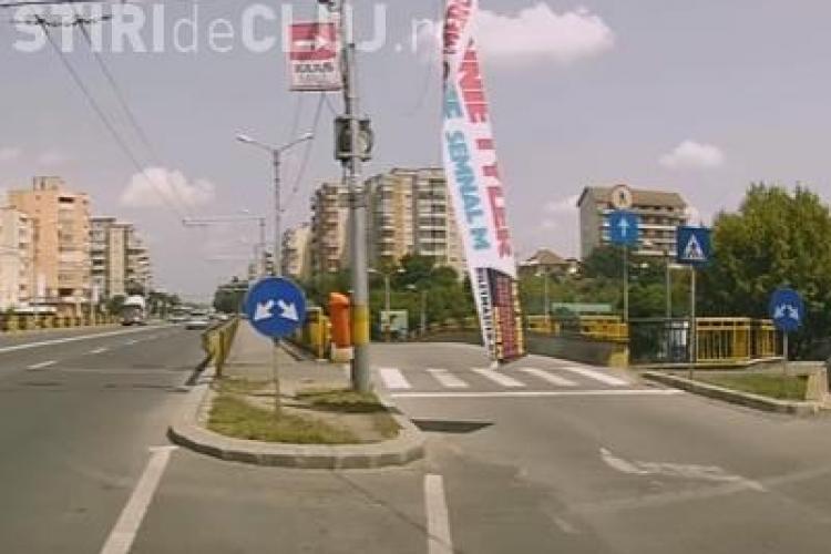 Clujenii își rezolvă singuri problemele, dacă autoritățile nu o fac! Un șofer a îndepărtat singur un banner care bloca circulația VIDEO