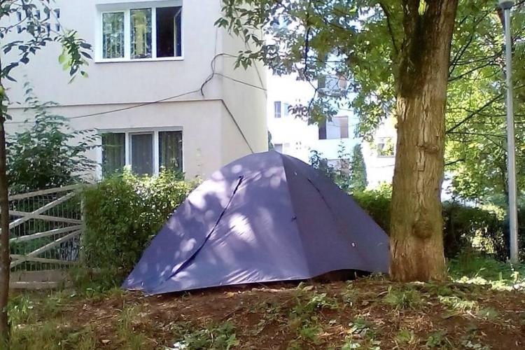 ”Untoldiștii” și-au amplasat corturile între blocuri - FOTO