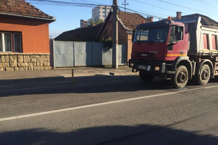 Pe strada Maramureșul circulă vehicule de tonaj, cu toate că acest lucru este interzis - FOTO