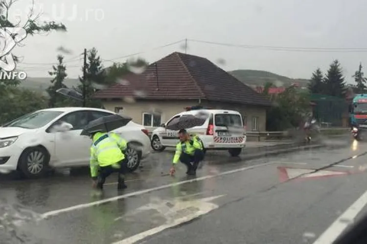Accident spectaculos la Răscruci! Două persoane au zburat din mașină - FOTO