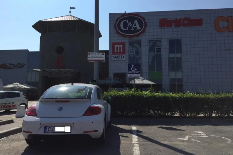 Dialog cu o ”handicapată” în parcarea Polus - FOTO