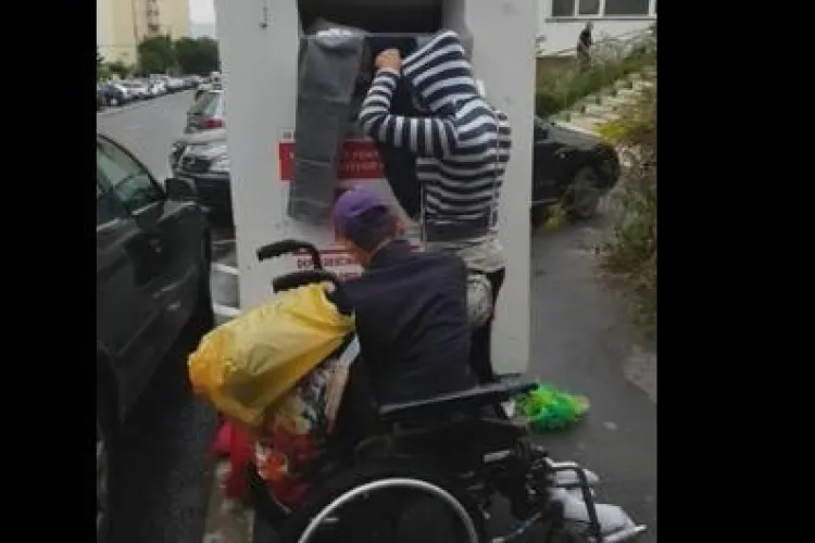 Cum răvășesc rromii recipientele cu haine donate de clujeni. Își aleg ce vor și pe restul le aruncă VIDEO