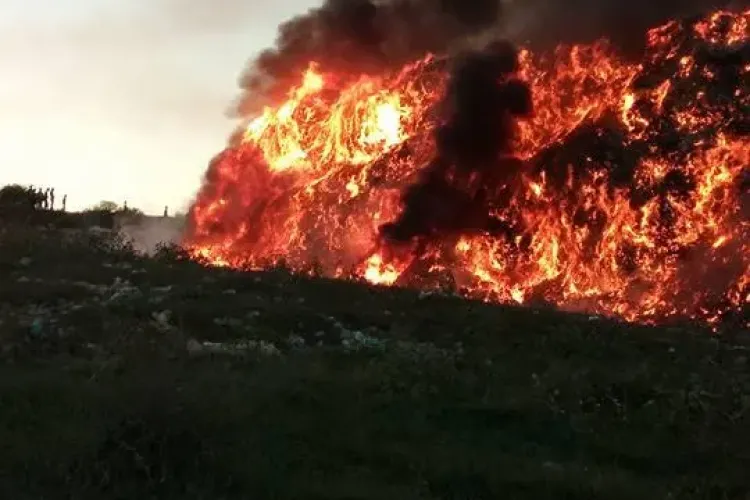 Acțiune extrem de grea pentru pompieri, la rampa de gunoi de la Pata Rât. Au lichidat incendiul după 19 ore GALERIE FOTO