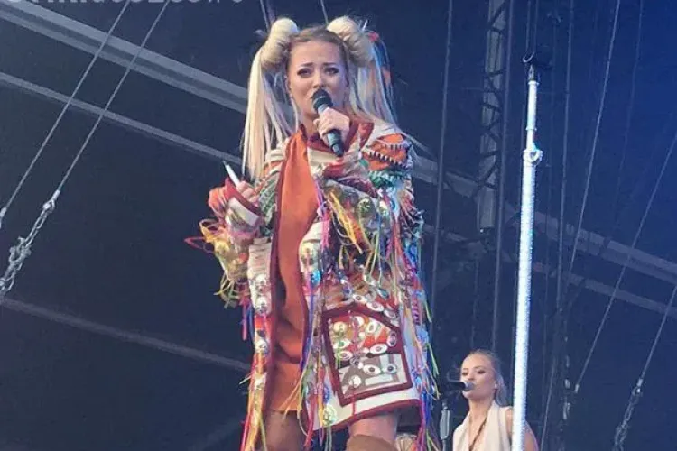 De ce nu s-a fotografiat Rihanna alături de Delia