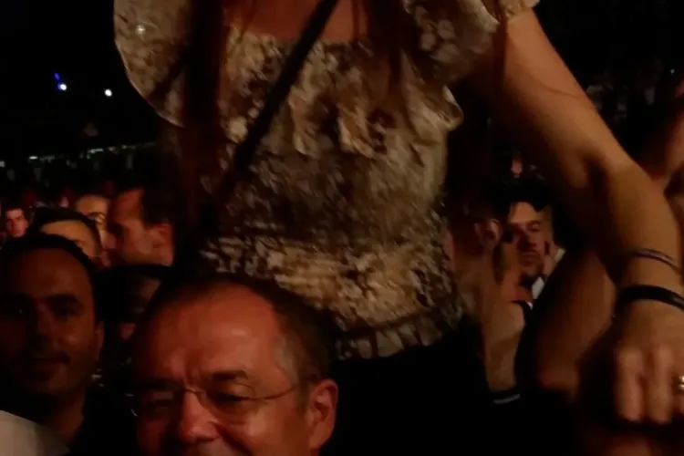 Imagini VIDEO cu primarul Emil Boc în timp ce își ține soția pe umeri la Untold 