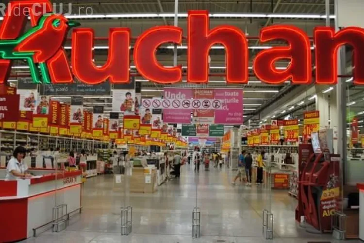 CLUJ - O mămică și copilul ei de 2 ani, diagnosticat cu handicap grav, a alunecat într-o baltă în Auchan - FOTO