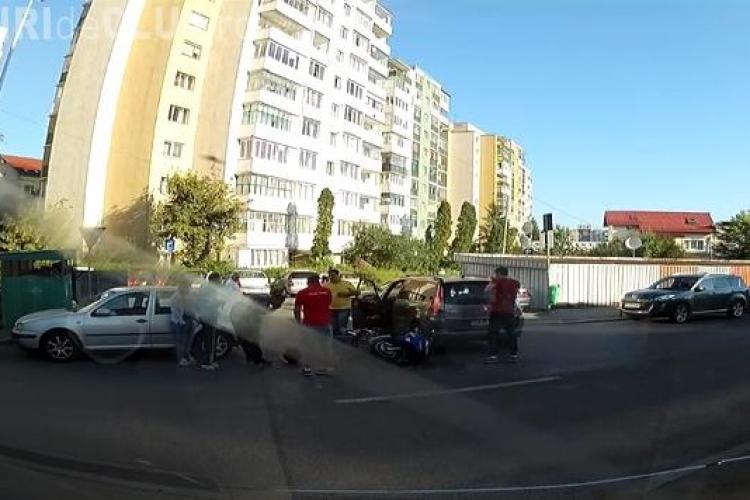 Accident surprins LIVE în Mănăștur. Șoferul a pornit semnalizarea numai după impact - VIDEO