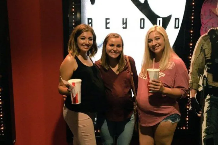 Ce au făcut niște tinere pentru a duce mâncare la cinema. E IREAL - FOTO