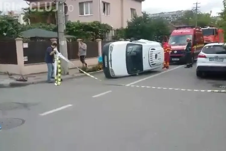 Accident pe strada Heltai Gaspar. O mașină s-a răsturnat și alte trei sunt avariate - VIDEO