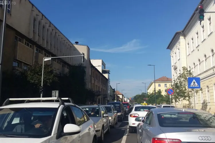 Parada militară blochează traficul în Cluj. Are dreptate Gabriela Firea cu interzicerea evenimentelor în centru? FOTO/VIDEO