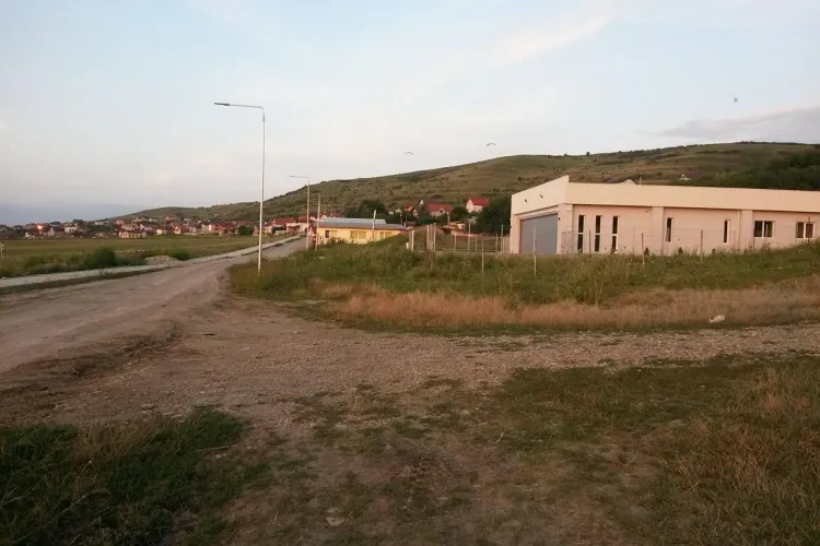 Protest în Sânnicoara. Asfaltarea străzii Planoarelor și pista de biciclete sunt în pericol