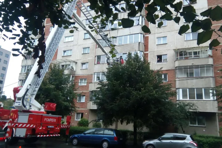 Pompierii au intervenit cu autospeciala cu scară pe Dorobanților - FOTO