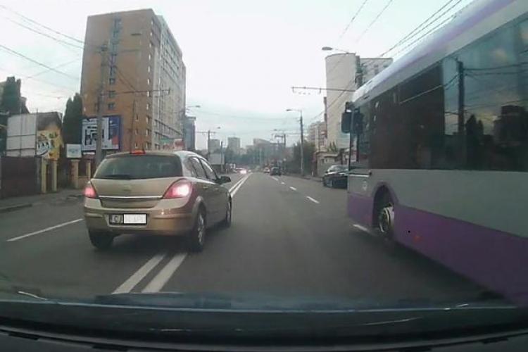 Manevre sinucigașe pe strada Teodor Mihali. Așa se produc accidentele - VIDEO