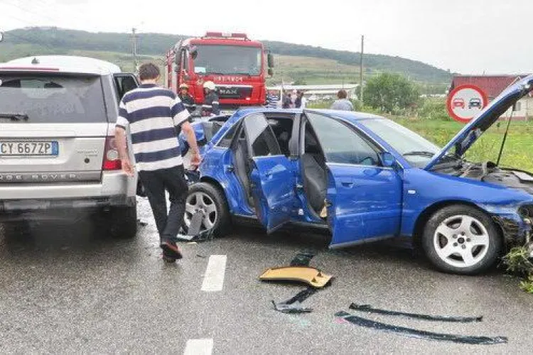 Accident la Buneşti. Trei mașini au fost avariate - VIDEO