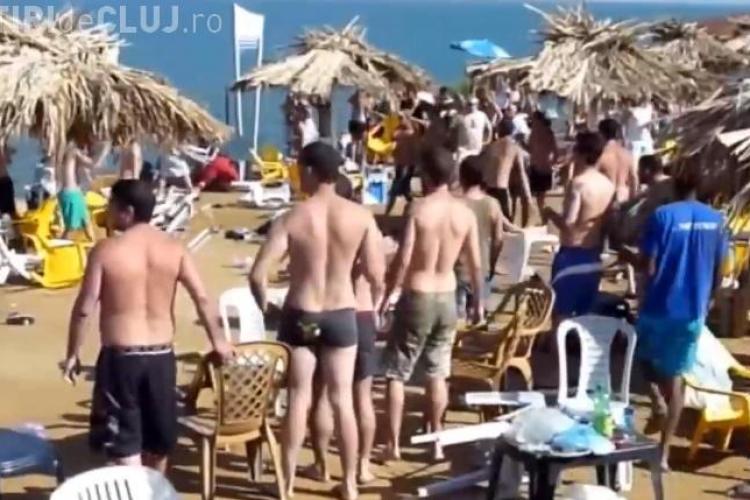 Bătaie cu scaune şi şezlonguri pe plajă la Costinești - VIDEO