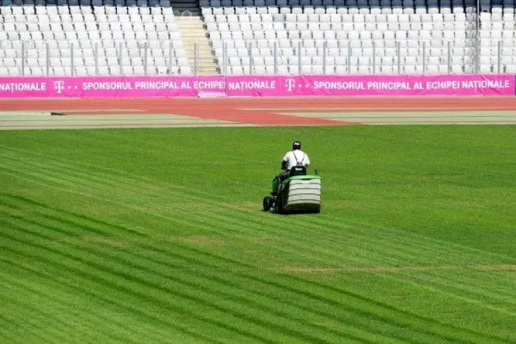Untold încearcă să repare gazonul stricat de ei, de pe Cluj Arena, cu VOLUNTARI