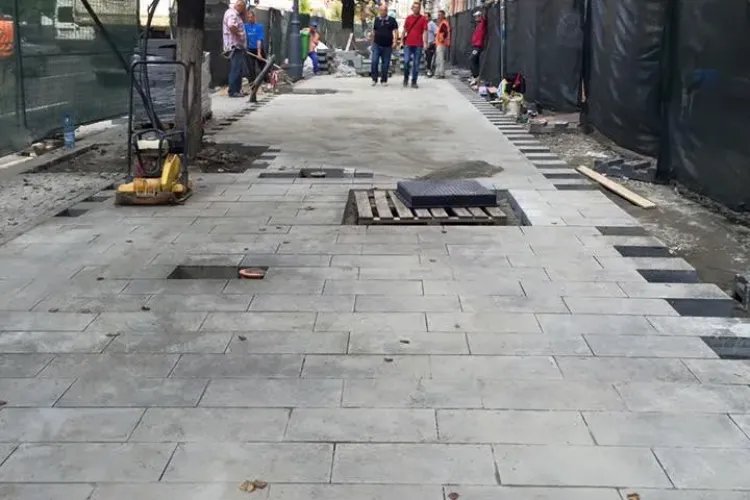 S-a început pavarea cu granit a laturii Sud din Piața Unirii. Vezi care este stadiul lucrărilor FOTO