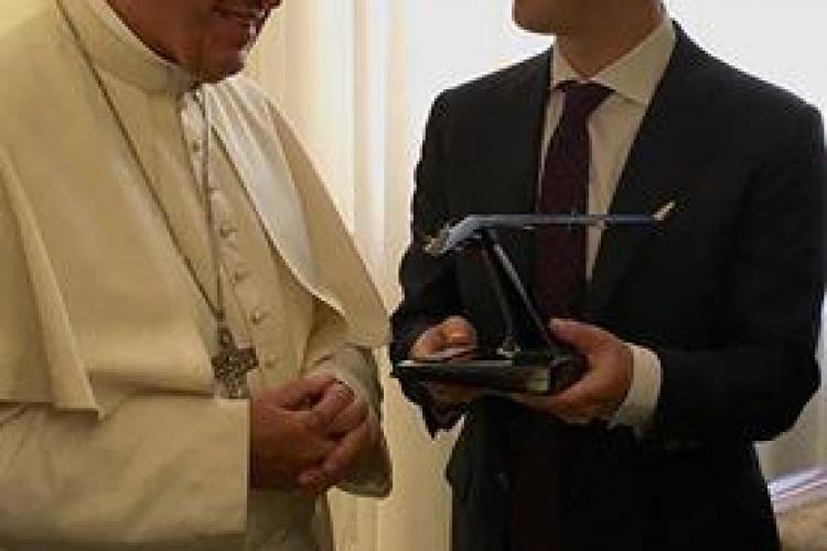 Mark Zuckerberg s-a întâlnit cu Papa Francisc. Ce cadou i-a oferit miliardarul