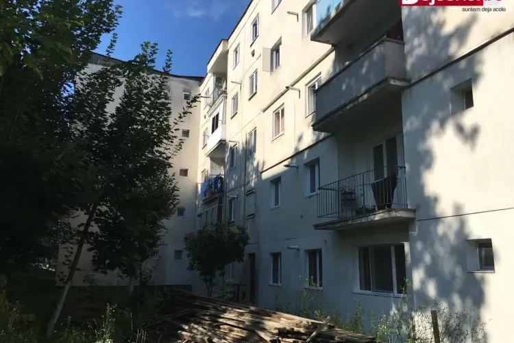 CLUJ: O fetiță de 3 ani a căzut de la etajul 3 al unui bloc din Dej. A scăpat cu viață ca printr-un MIRACOL