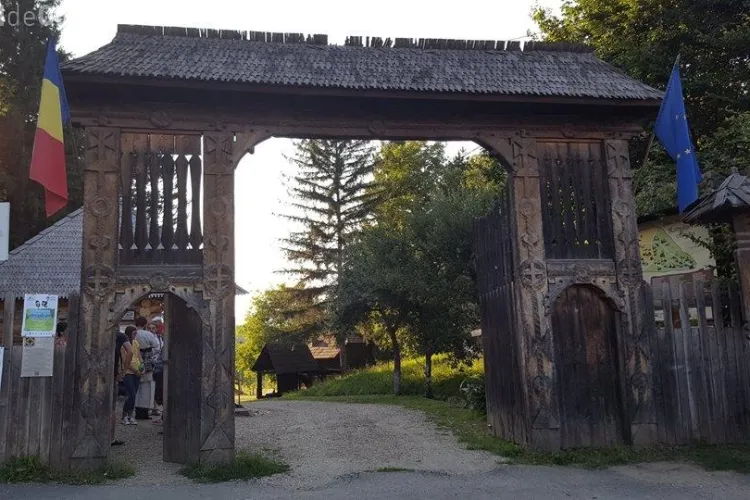 Nouă persoane au dormit o noapte într-o şură tradiţională de la Muzeul Etnografic din Cluj