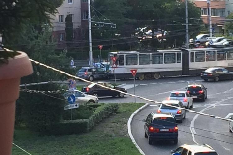 Accident în Mănăștur! A intrat cu mașina sub tramvai - FOTO