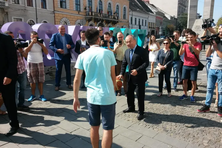 Emil Boc a jucat baschet cu Mircea Bravo, în centrul Clujului - VIDEO
