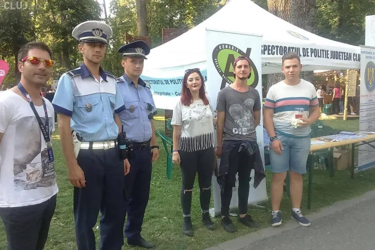 Festivalieri cu spirit civic, la Cluj. Doi tineri au găsit un telefon mobil la Untold și au mers cu el direct la polițiști