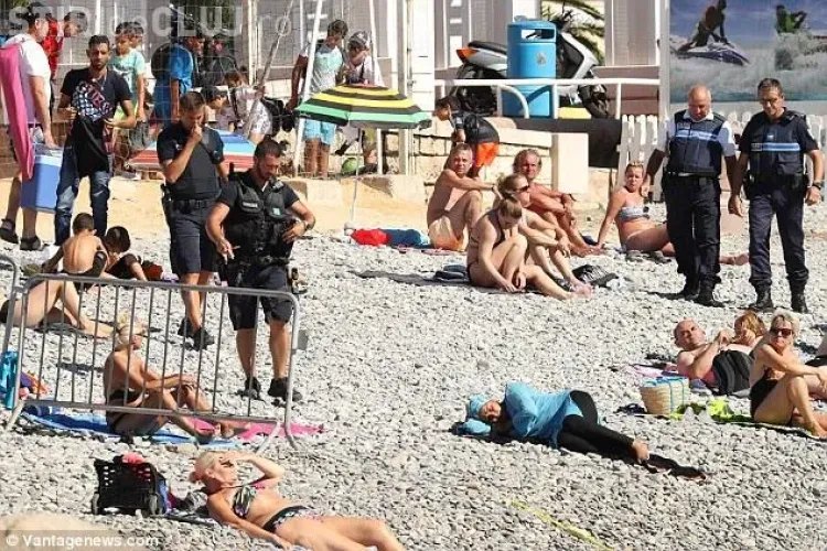 O femeie care purta burkini pe plajă a fost amendată de poliție - FOTO