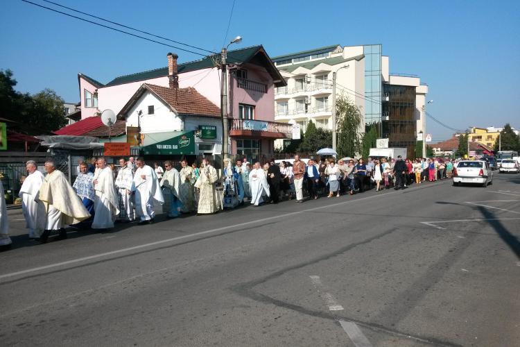 O procesiune religioasă a BLOCAT traficul în centrul Clujului - FOTO