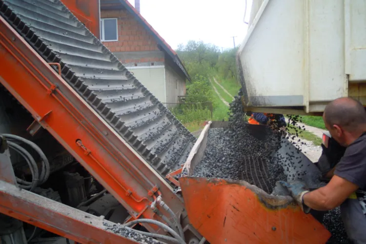 Primii kilometri de tratament bituminos dublu pe drumul judeţean Dăbâca – Luna de Jos