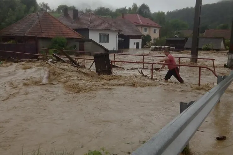 DEZASTRU la Cluj din cauza inundațiilor! Gospodăriile au fost lovite de viituri FOTO/VIDEO